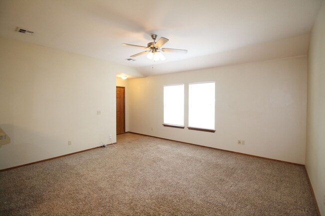 Great location in Yukon! 3 Bed Duplex - Great location in Yukon! 3 Bed Duplex House