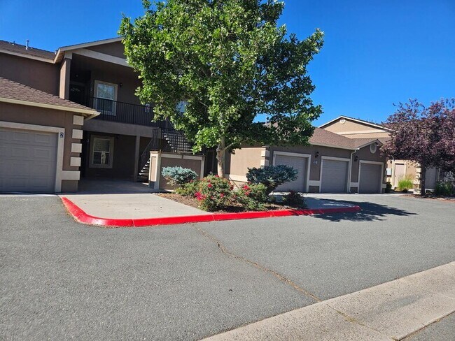 Fachada de un edificio - Snyder Avenue Townhomes