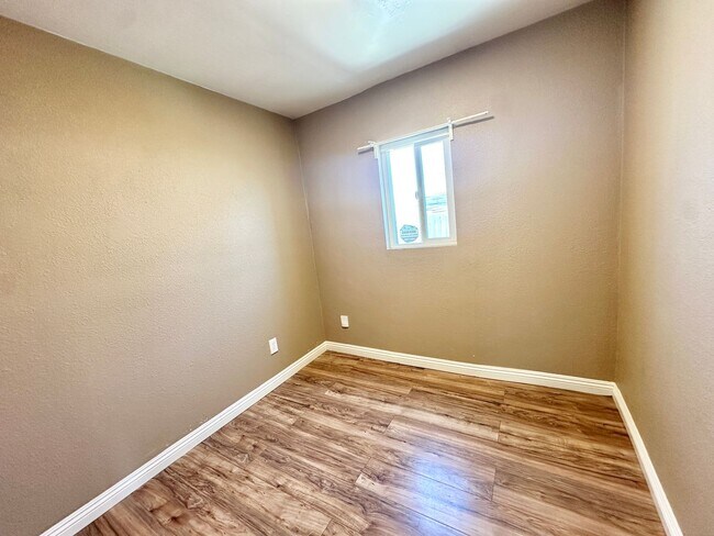 Foto del edificio - 4041-43 National Ave