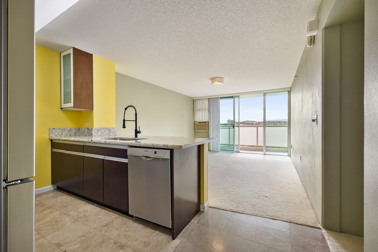 Primary Photo - 2 Bed / 1.5 Bath Condo with 2 Parking Salt...