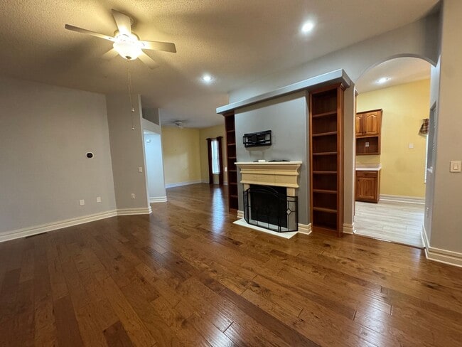 Building Photo - Stunning 3 BR 2 Bath Home!
