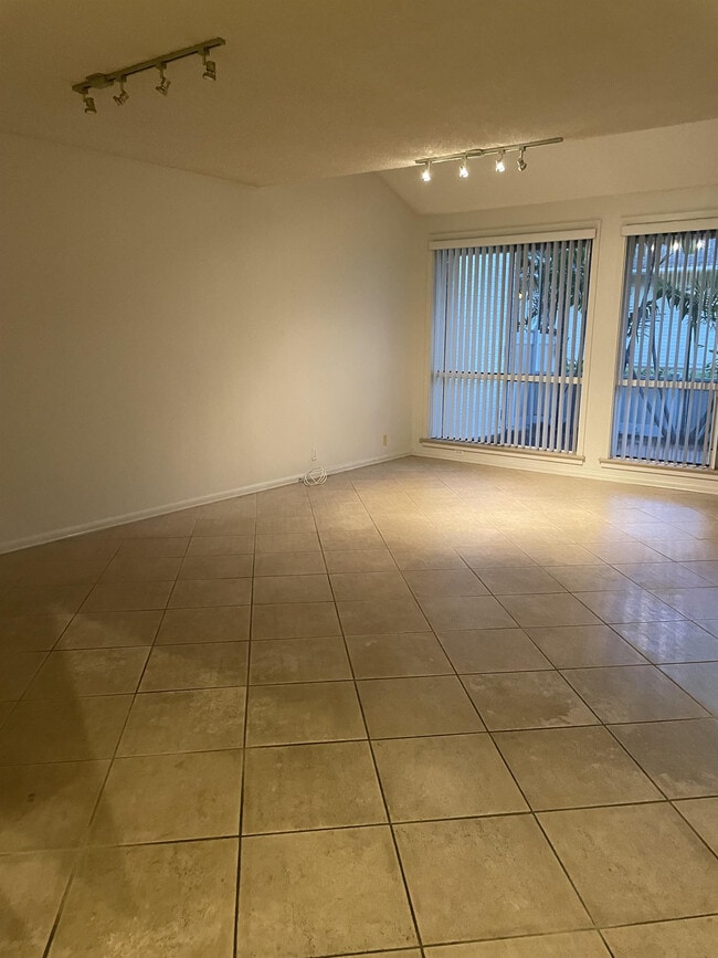 Building Photo - 91-1035-1035 Laaulu St