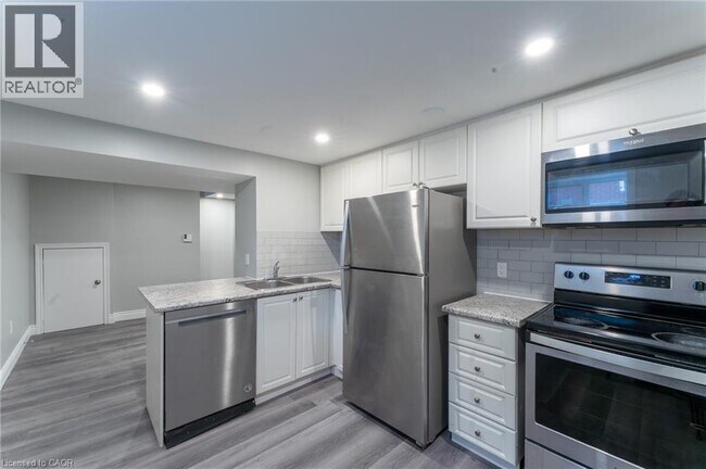 Photo du bâtiment - 244 Upper Paradise Rd