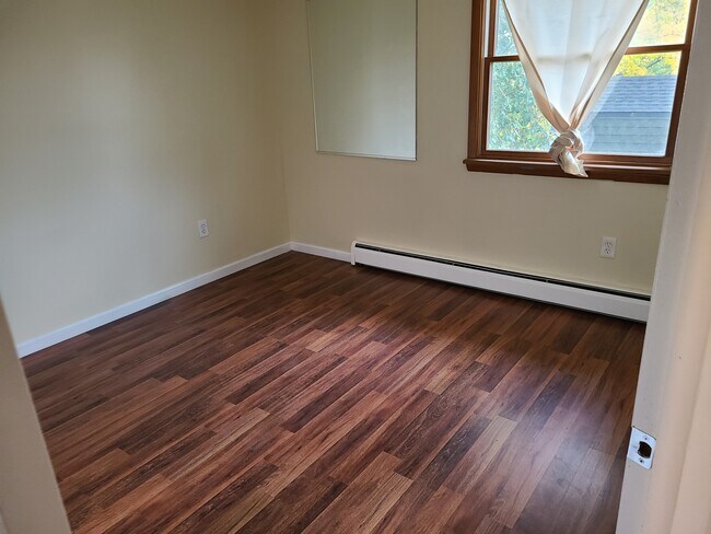 1st bedroom - 55 Pinehurst Ave