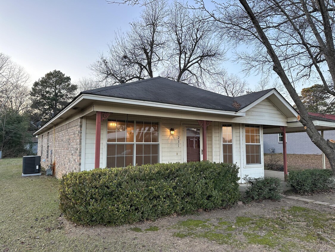 Primary Photo - 231 S Pecan St