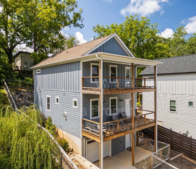 Building Photo - 125 Waynesville Ave