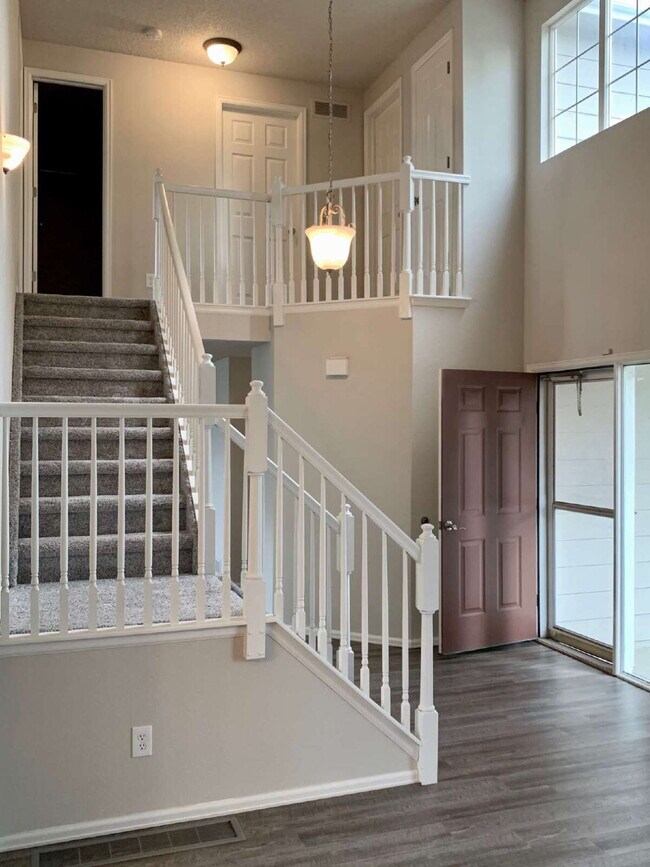 Foto del edificio - Renovated 4 BR/3.5BA Home with Large Backyard & Finished Basement! Cherry Creek Schools! Minutes ...