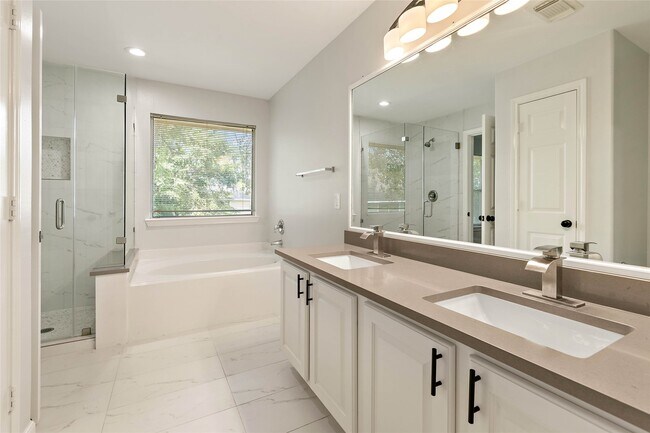 Building Photo - 10 Scenic Brook Ct