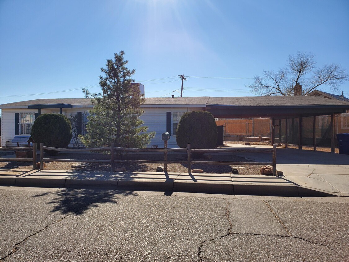 Primary Photo - 612 Los Arboles Ave NW
