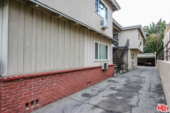 Building Photo - 12942 Moorpark St