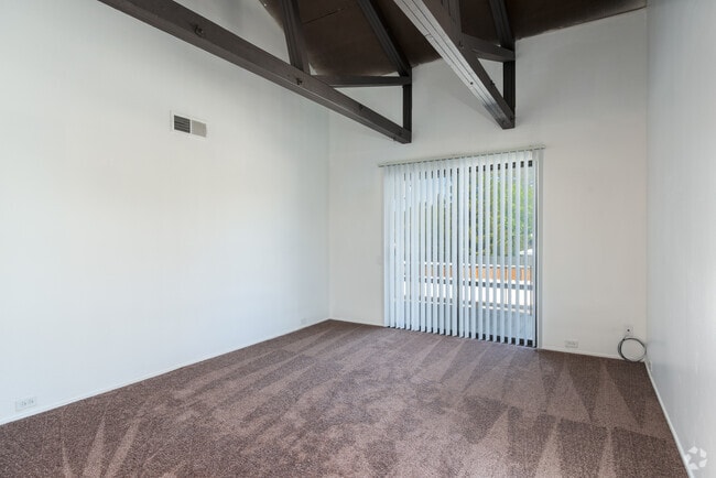 2BR, 1BA - 822SF SINGLE FLOOR - Fair Oaks Heights Apartments