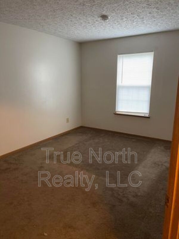 Building Photo - 4909 Emerald Lks Blvd