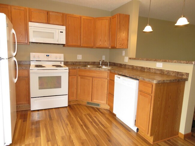 Foto del edificio - 3bd 2ba 2car garage town home $2295/mo+ ut...