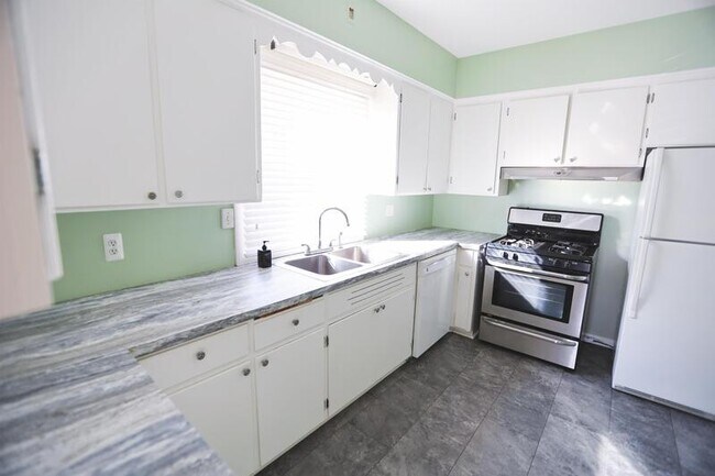 Foto del edificio - 829 Flat St NE