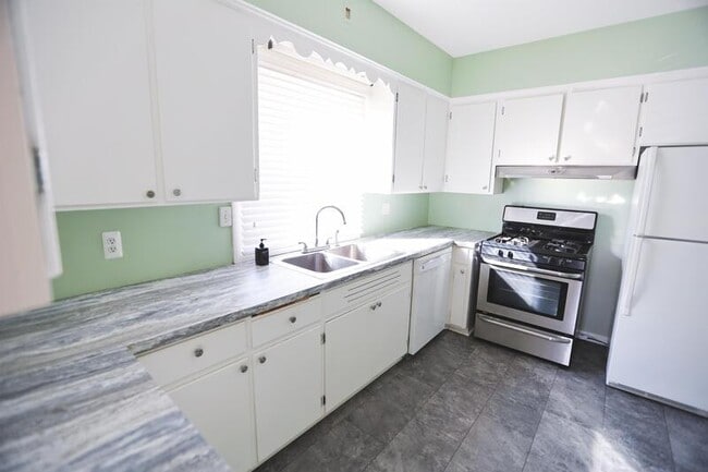 Building Photo - 829 Flat St NE