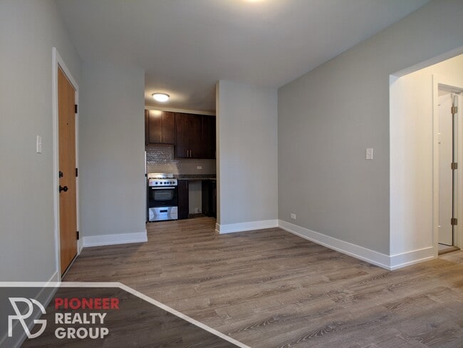 Building Photo - 423 W Belden Ave