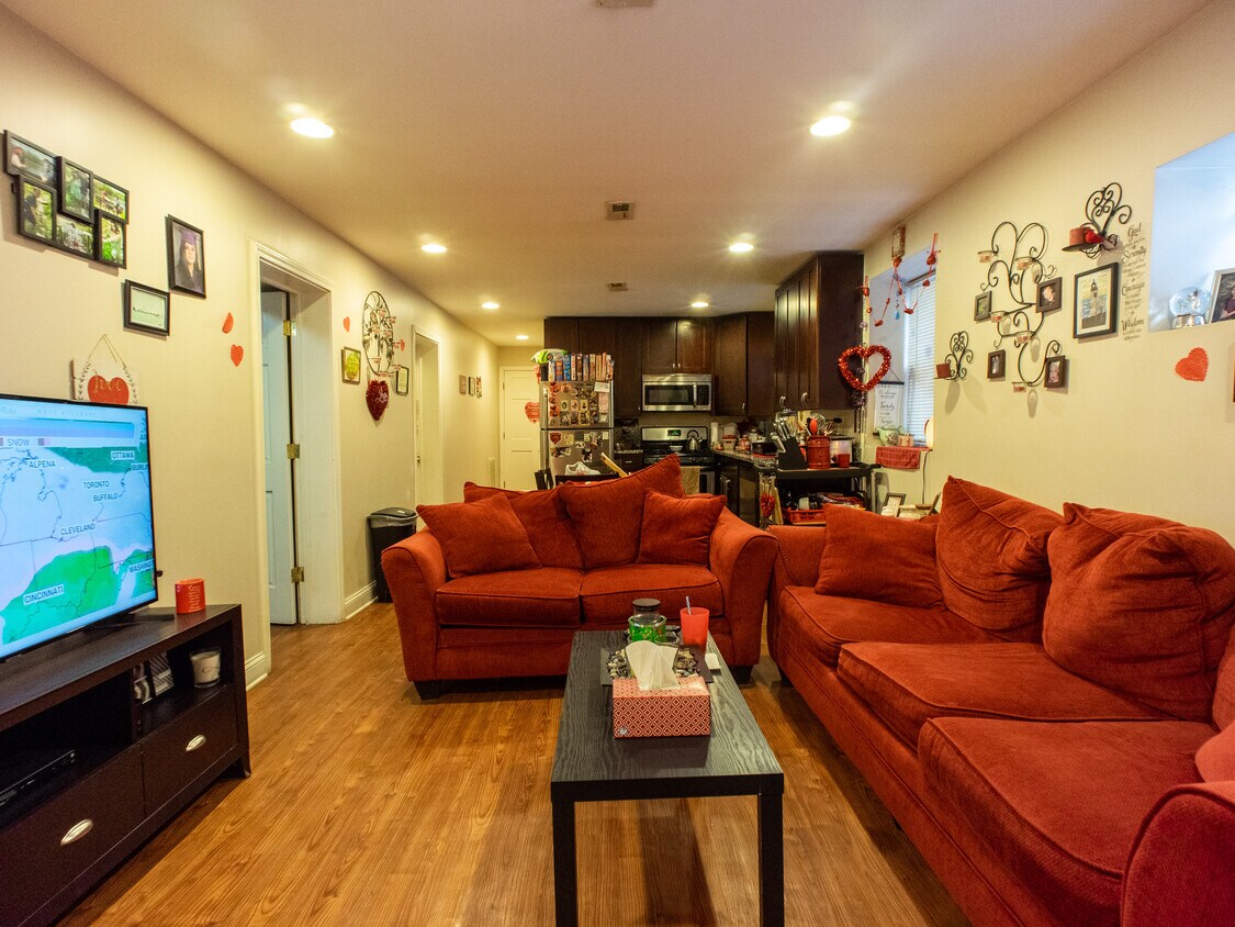 Primary Photo - 4027 N McVicker Ave