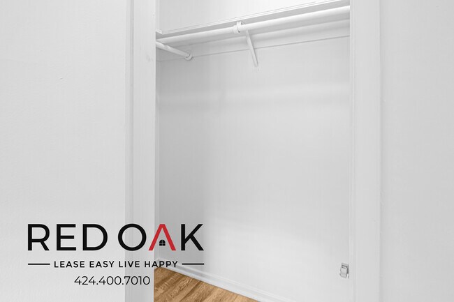Building Photo - Serene One Bedroom Walk-Up with Wall-Mount...