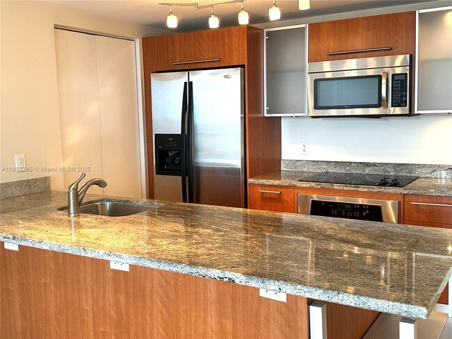 Foto del edificio - 185 SW 7th St