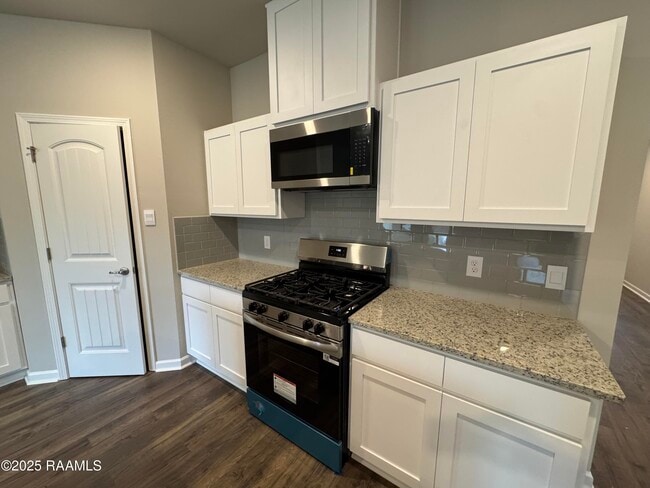 Building Photo - 325 White Pine Dr