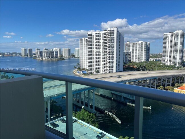 Foto del edificio - 19390 Collins Ave