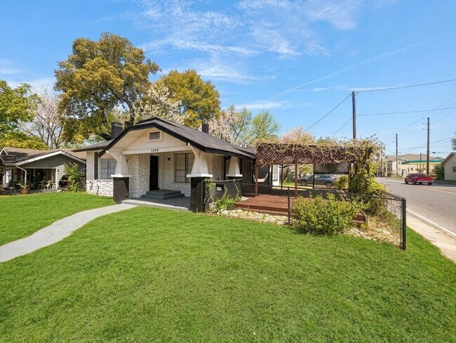 Foto del edificio - 1245 Kayton Ave