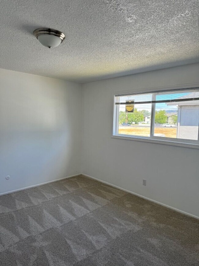 Building Photo - 628 BERRYDALE