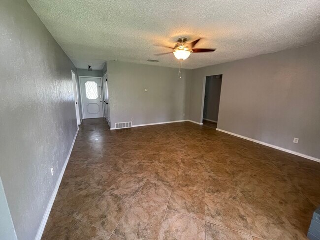 Foto del edificio - 5712 Twin Oaks Dr