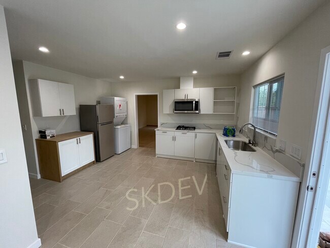 Building Photo - 3913 Cedar Ave