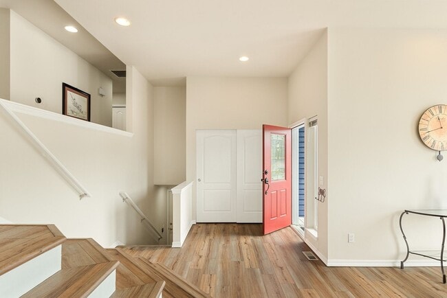 Building Photo - 4212 Kingsway