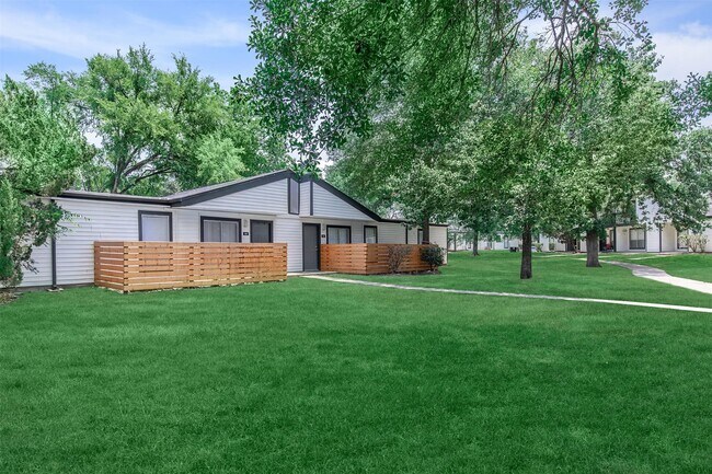 Foto del edificio - 18001 Cypress Trace Rd