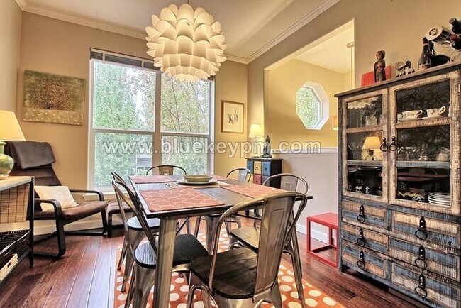Building Photo - 2 Bed, 2 Bath Townhouse Near Forest Height...