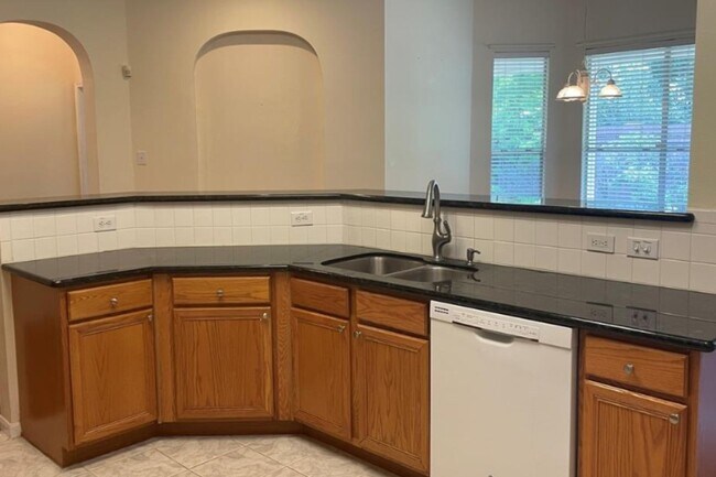 Foto del edificio - 2431 Pine Shadows Dr