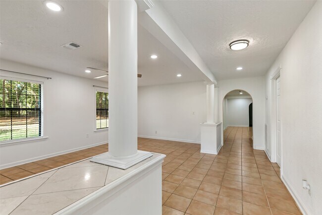 Foto del edificio - 22595 Pineridge Dr