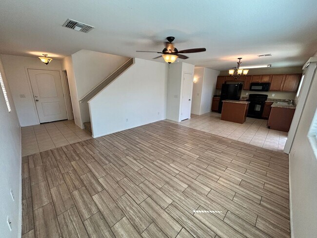 Foto del edificio - Spacious 3-Bedroom Home with Loft