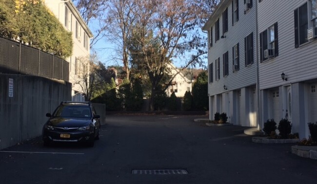 Driveway with 1 spot parking and 1 garage - 48 Pocantico St