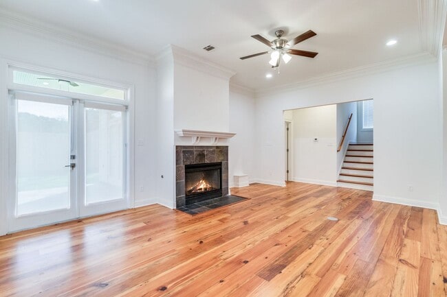 Building Photo - Beautifully Renovated 4-Bedroom Home in St...