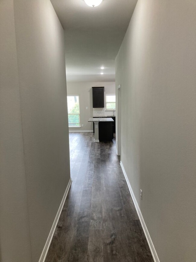 Foto del edificio - Three-bedroom, Two bath, two car garage Ho...