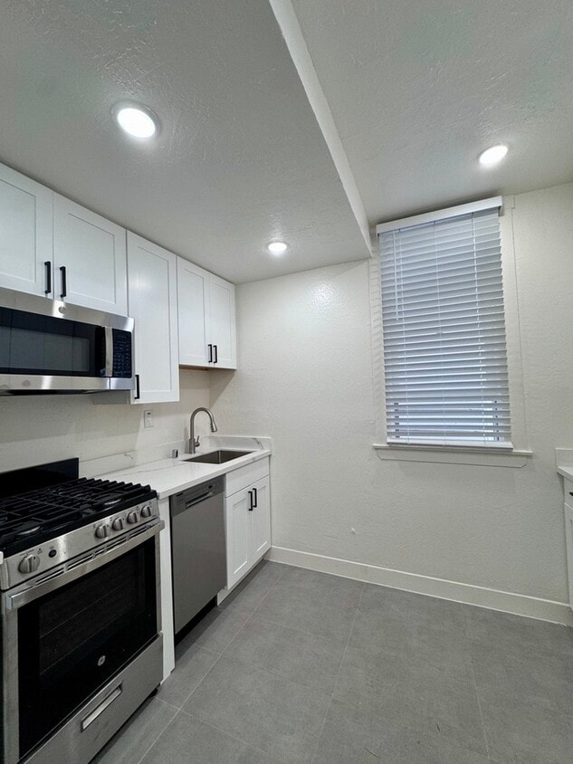 Photo - 814 Bay Street-