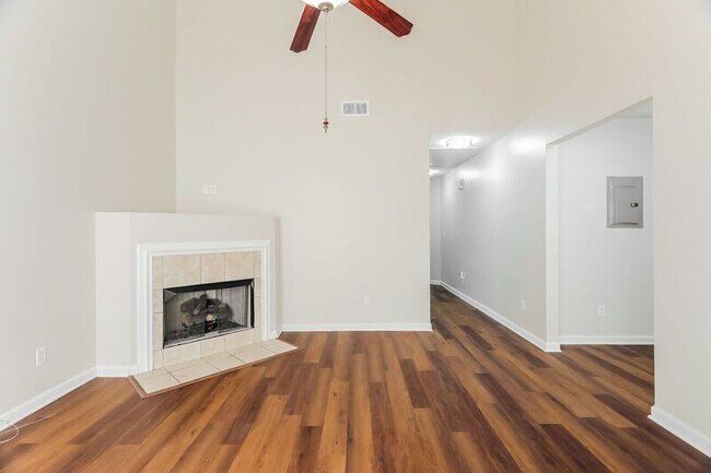 Building Photo - 2757 Southwood Ln