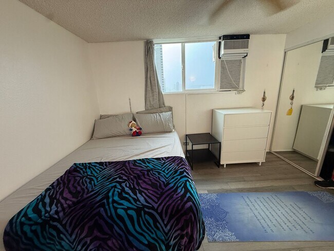 Building Photo - Beautiful High-Rise 1 Bedroom in Waikiki with Covered Parking