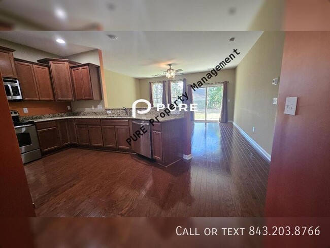 Building Photo - Spacious 5 Bed 4.5 Bath - Available NOW!