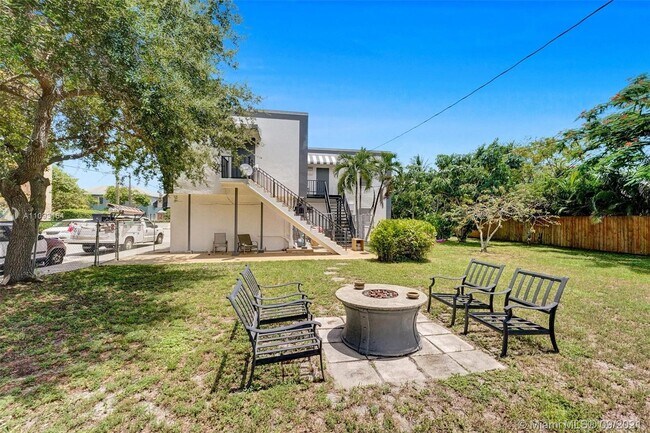 Building Photo - 301 S M St