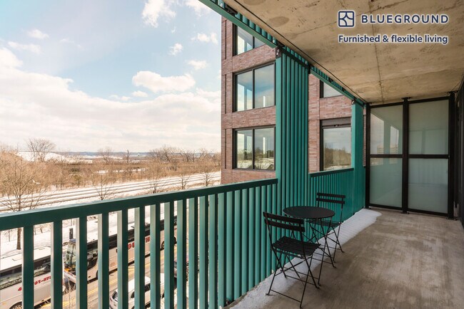 Foto del edificio - 3030 Potomac Ave
