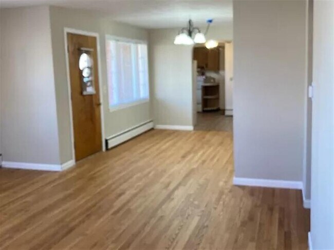 Building Photo - Freshly painted, refinished fl