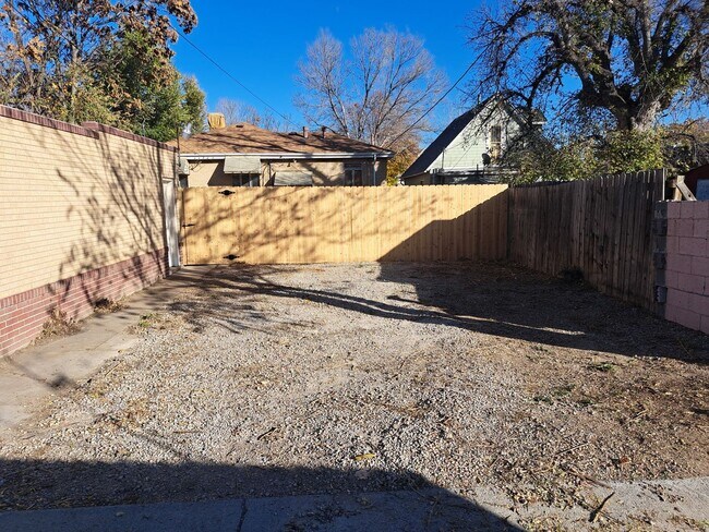 Foto del edificio - Spacious Sunnyside Bungalow, Finished Basement, 2-Car Garage