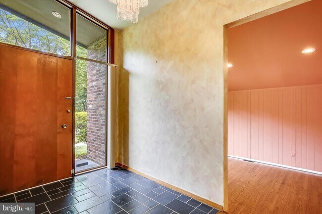 Building Photo - 1703 Woodman Dr