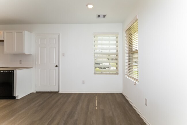 Building Photo - 919 Silver Birch Br