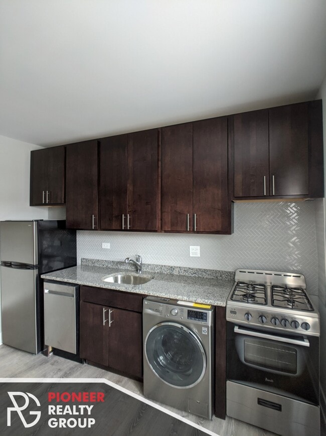 Building Photo - 440 W Belden Ave
