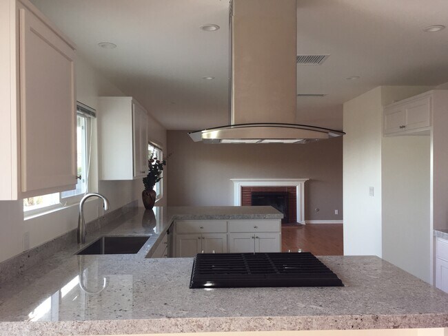 Building Photo - 646 Island View Dr